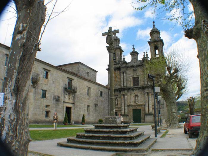 Hotel Restaurante Los Tulipanes San Salvador de Poio ภายนอก รูปภาพ